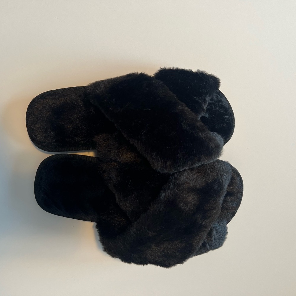 NWT black slippers